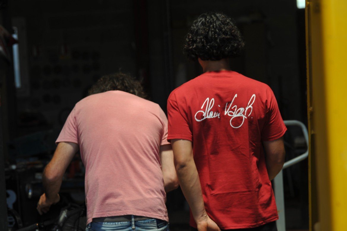 Deux artisans de l'atelier de dos, t-shirt frappé de la signature Alain Vagh