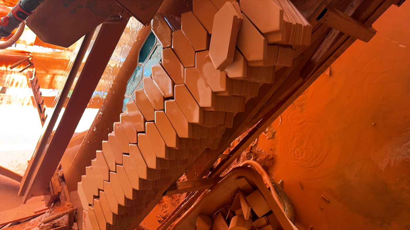 Carreaux hexagonaux de terre cuite recoupés sur mesure à l'atelier