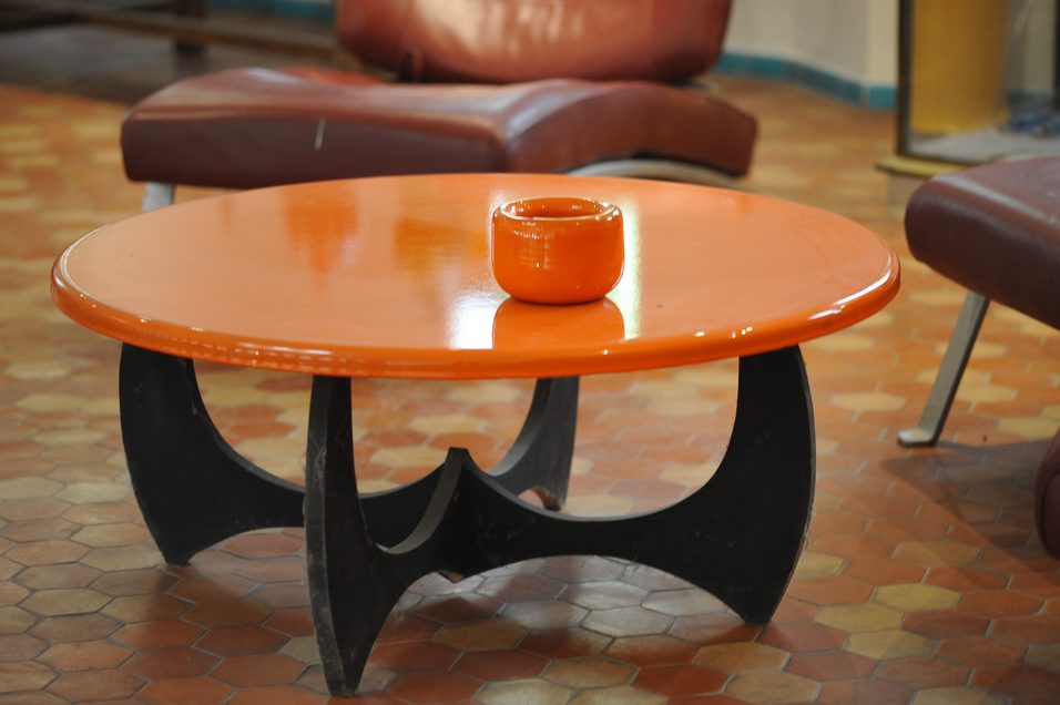 Table basse ronde en lave émaillée orange