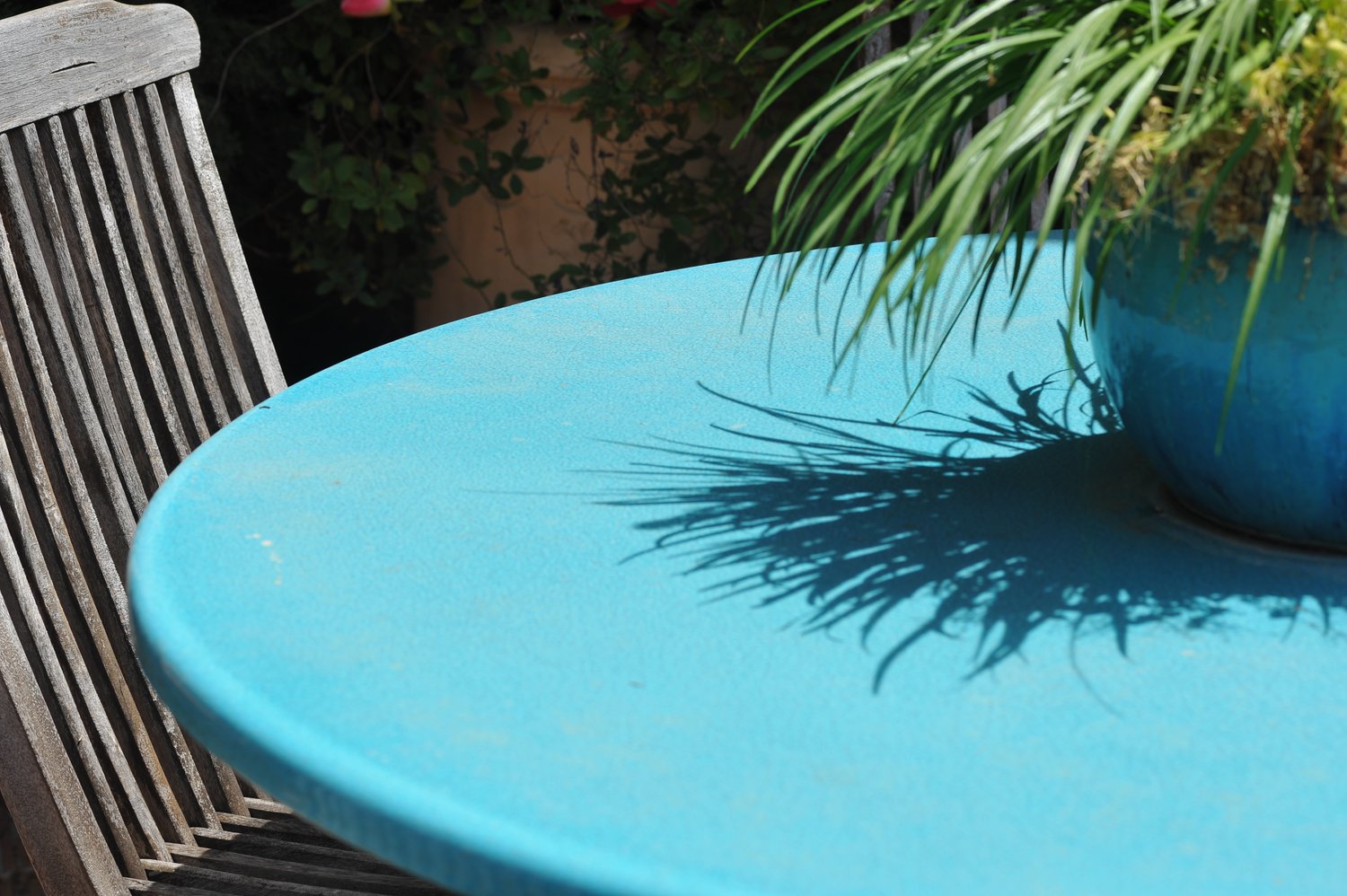 Gros plan sur une table ronde en lave émaillée turquoise