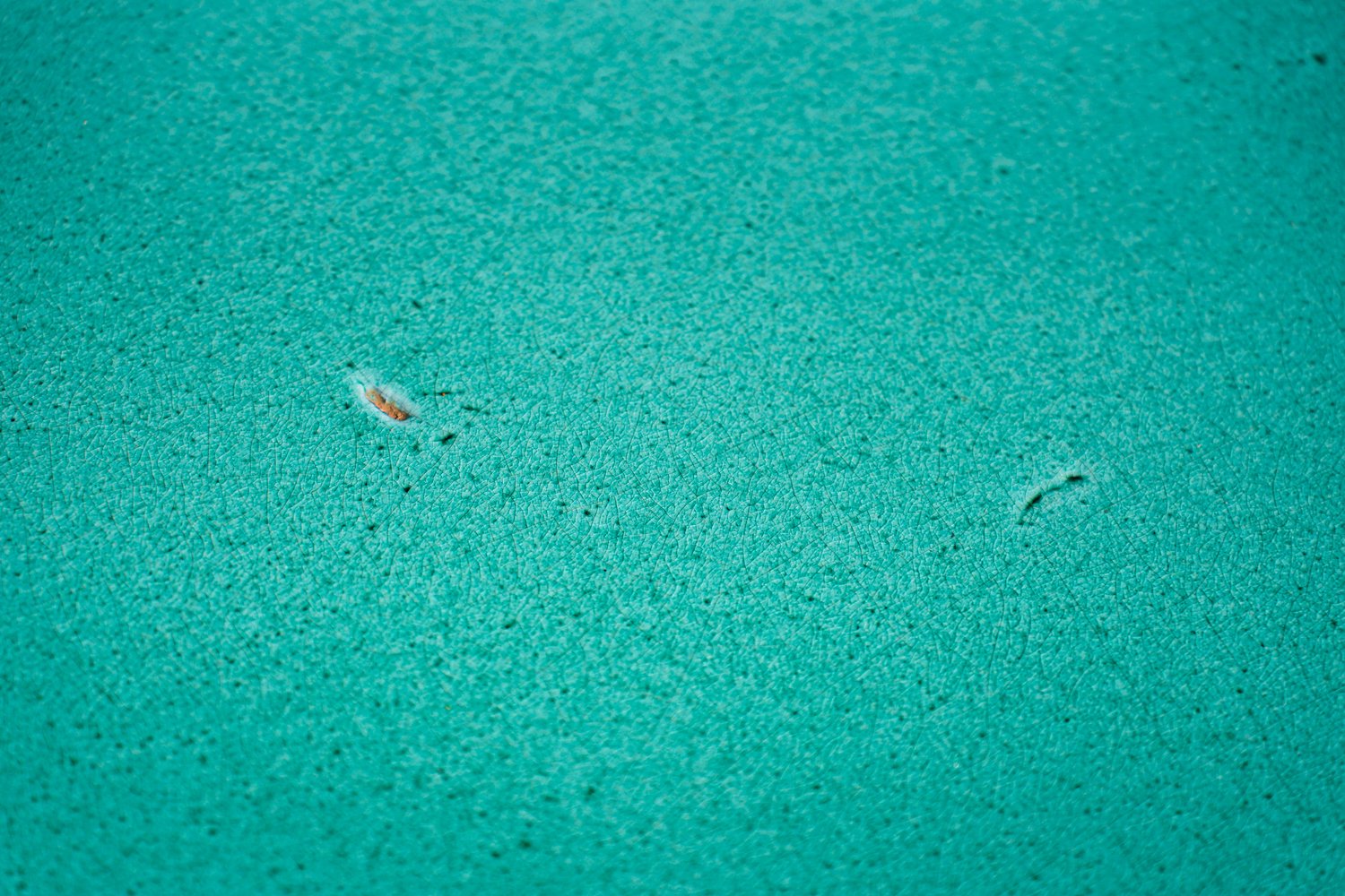 Gros plan sur le tressaillage naturel de l'émail turquoise